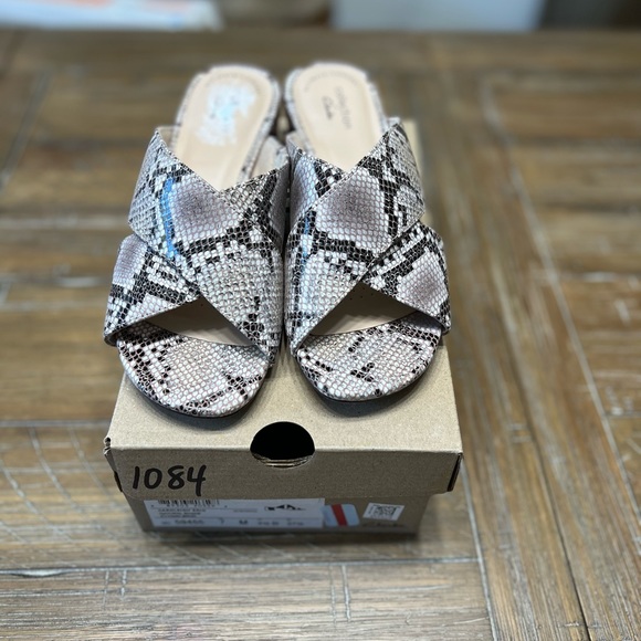 Clarks 7 Snake Python Pattern Shoe - Picture 1 of 4